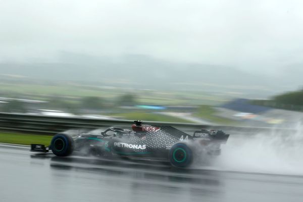 Hamilton firma una demostración bajo la lluvia - Automovilismo - ABC Color