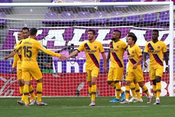 Barcelona gana con lo justo y no se rinde en la lucha por el título