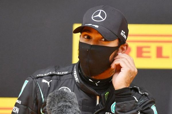 Hamilton logra la pole para Mercedes en Estiria tras dominar la lluvia