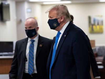Trump aparece por primera vez en público con mascarilla
