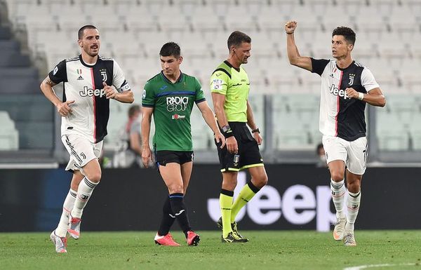 Doblete de penal de CR7 evita el asalto del Atalanta - Fútbol - ABC Color