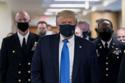 Trump aparece por primera vez en público usando una máscara
