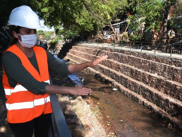 Muro de contención con hidrosiembra en las márgenes del arroyo Paraguarí