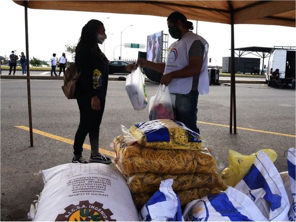 Jóvenes juntan víveres para comedores en honor al Papa