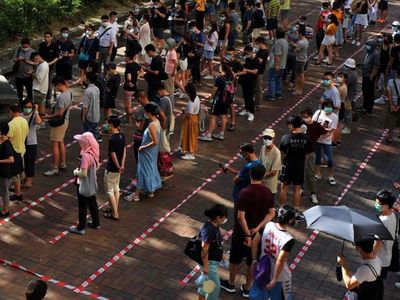 Los prodemócratas votan en Hong Kong pese a amenazas