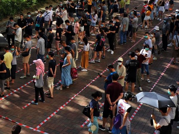Los prodemócratas votan en Hong Kong pese a amenazas