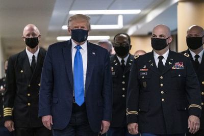 Trump se muestra con tapabocas por primera vez, mientras el coronavirus se expande por EE.UU. - Mundo - ABC Color