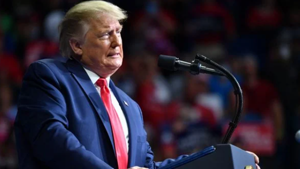 Luego de negarse durante varios meses, el presidente Trump se colocó un tapabocas