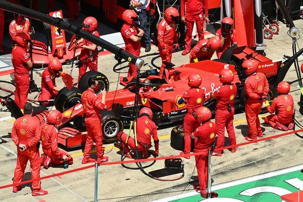 El doble abandono de Ferrari en la primera vuelta - Automovilismo - ABC Color