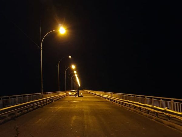 Abandonan una motocicleta, un cuchillo y otras pertenencias sobre el puente Nanawa - Nacionales - ABC Color