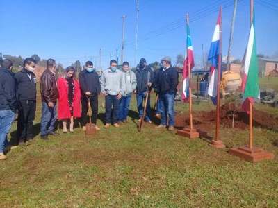 VECINOS DE SAN ISIDRO- YATYTAY CELEBRAN INICIO DE EXCAVACIÓN DE POZO ARTESIANO
