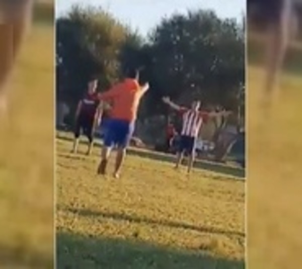 A balazos, así terminó un partido de fútbol vecinal - Paraguay.com