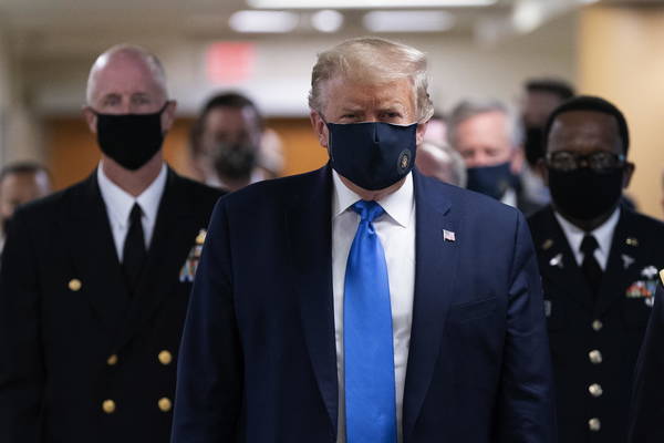 Trump usó tapaboca por primera vez en un acto público