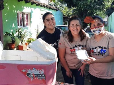Mientras esperan volver al escenario, Las Paraguayas venden chipa guazú