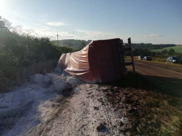 CARRETA DE UN CAMIÓN SE DESPRENDE Y VUELCA SOBRE LA RUTA 7