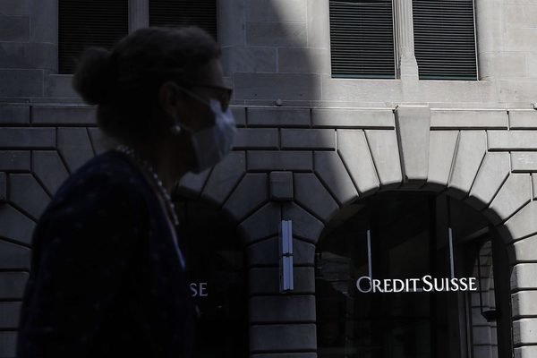 Credit Suisse podría reducir ‘cientos’ de empleos