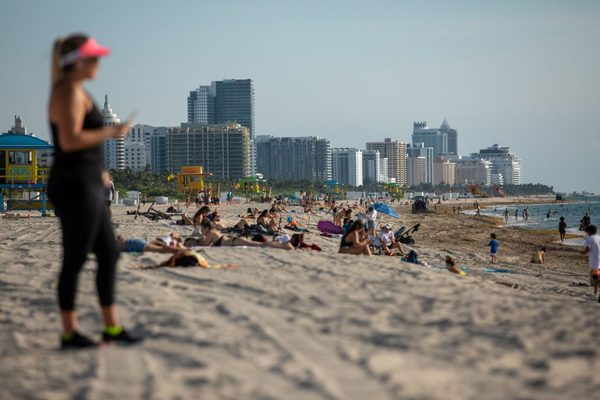 Florida rompe récord de casos diarios en brote de EE.UU.