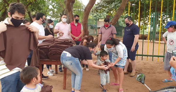 Jóvenes de Honor Colorado acercaron donaciones a niños de la Chacarita