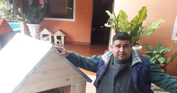 Tras quedar en silla de ruedas aprendió a hacer casitas para perros y las vende por internet