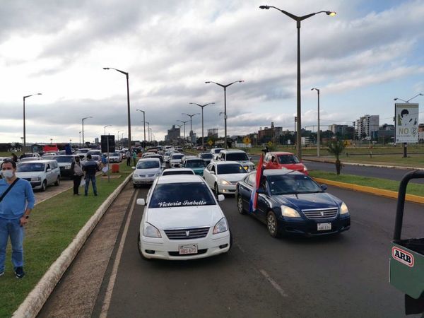 Multitudinaria caravana en apoyo a intendente de Encarnación