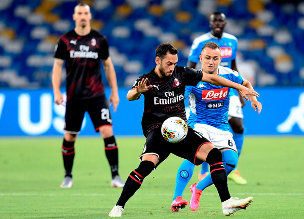 Napoli sonríe levemente tras igualdad ante Milan