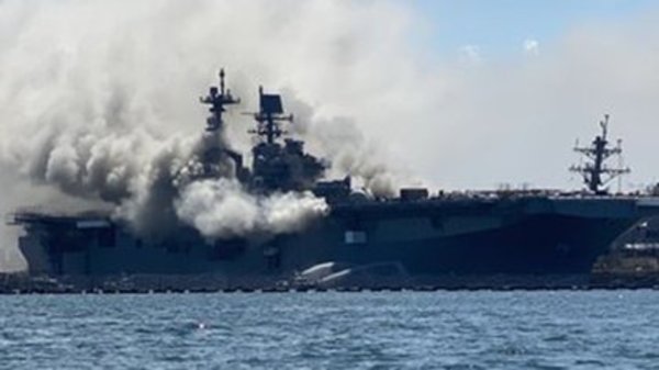 Un incendio en un buque de la Armada de EE.UU. deja 18 marineros heridos » Ñanduti