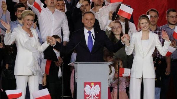 Duda con leve ventaja en elección presidencial de Polonia