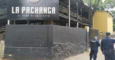 Bar allanado por aglomeración, en riesgo de ser clausurado