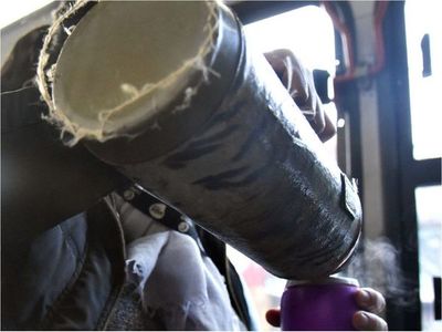 Advierten riesgos por priorizar mate en bus que uso de barbijo