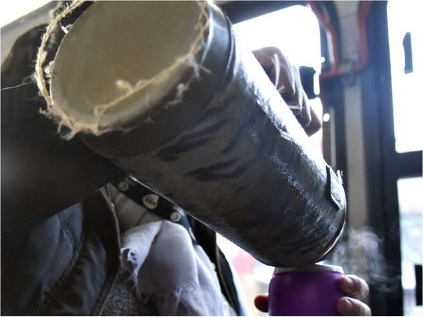 Advierten riesgos por priorizar mate en bus que uso de barbijo