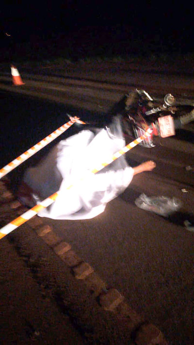 Motociclista se estrella contra parte trasera de camión y muere en el acto