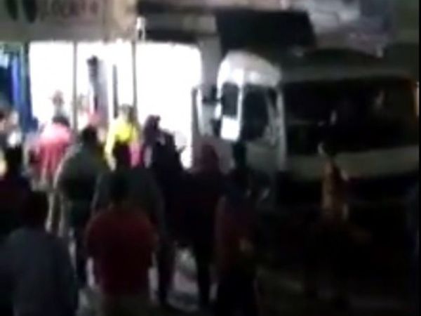 Mujeres pelean por un camionero en el Abasto