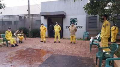 BOMBEROS AMARILLOS SE MANIFIESTAN FRENTE A LA EBY