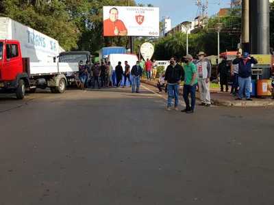 Camioneros cierran acceso al Puente de la Amistad