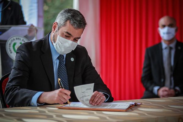 Abdo Benítez promulga aclaratoria sobre jubilación médica - Nacionales - ABC Color