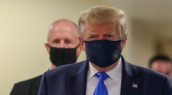 Trump fue visto usando tapabocas por primera vez desde el inicio de la pandemia