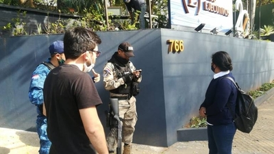 HOY / Motochorros atacan a periodista a plena luz del día en zona top de Asunción