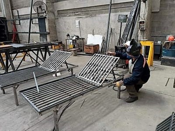 Polémicas camas chinas pudieron fabricarse acá, generando recursos y evitando miles de despidos - La Mira Digital