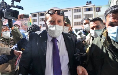 Bolivianos mandan preso a ministro sobrefacturador, y por acá silbidos al aire - La Mira Digital
