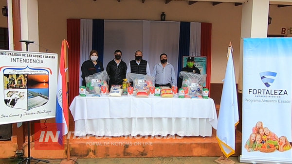 LLEGAN KITS DE VÍVERES A FAMILIAS DE ESCOLARES DE SAN COSME.