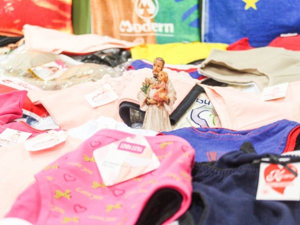 ¿Qué hace San Cayé  entre tangas en el Mercado 4?