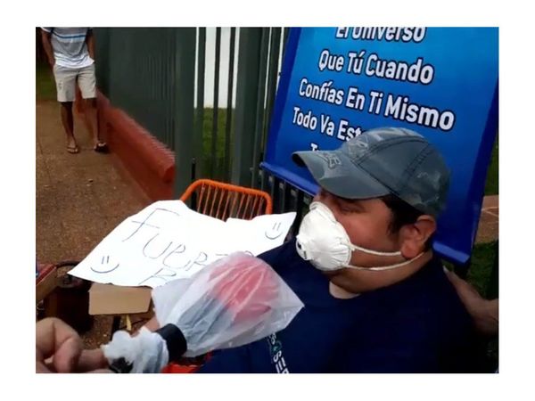 Emotiva serenata de sus amigos futboleros