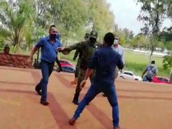 Edil, a los golpes con un ciudadano frente al Palacio de Justicia