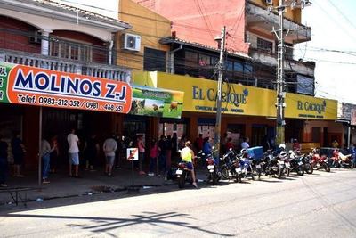 Supermercado cierra tras brote de contagios: 30 empleados dieron positivo al SARS-CoV2