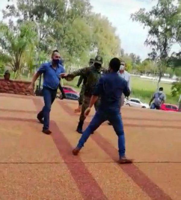 Concejal a los golpes indignado contra escrache – Prensa 5