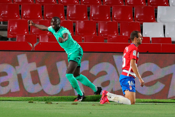 Real Madrid supera al Granada y acaricia el título