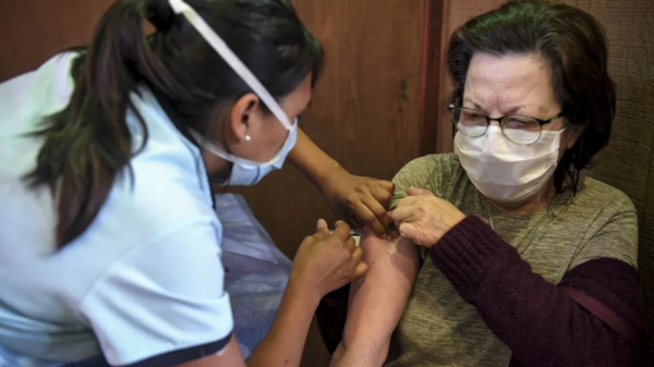 HOY / Médicos y personas de 65 años en adelante, los primeros en recibir vacuna anti covid-19 en Argentina