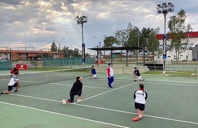 Seleccionados entrenan con Pecci - Tenis - ABC Color