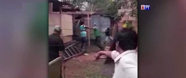 A golpes de palo desalojaron a una familia en Itauguá | Noticias Paraguay
