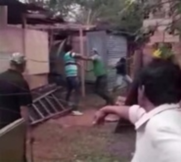 A golpes de palo desalojaron a una familia en Itauguá - Paraguay.com